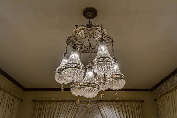 How to Choose the Right Chandelier Size for Your Room